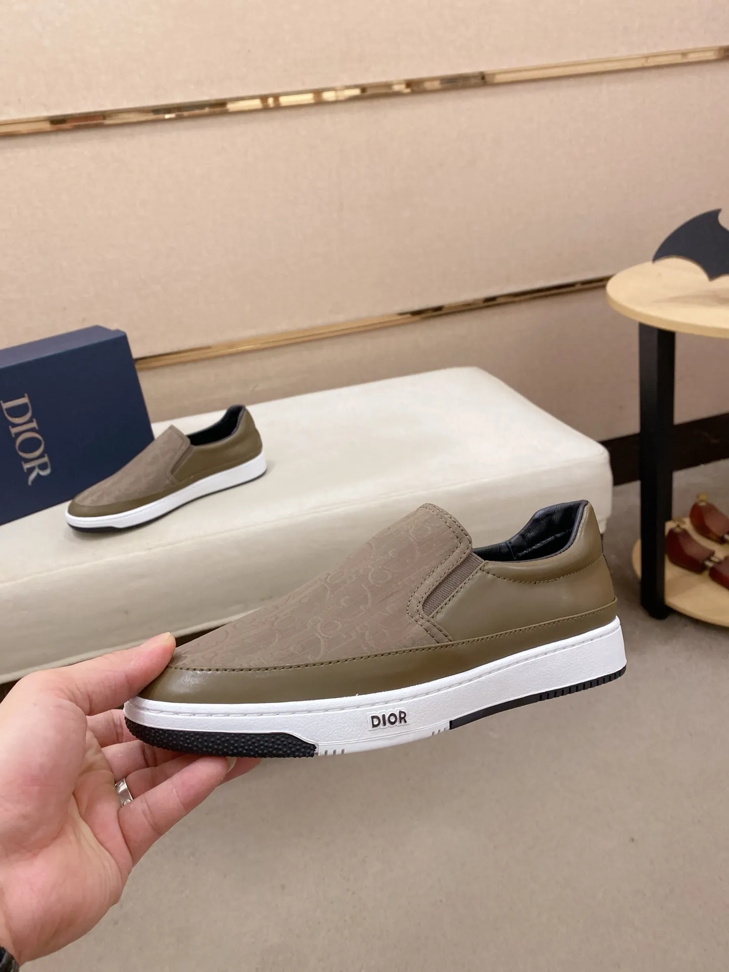 Men's shoes💰 400💰🇮🇹🇮🇹Dior d The new models are on sale at the same time at the counter. The uppers are imported from Italy, and the linings are all imported sheepskin. They are completely 1⃣️ to 1⃣️ replicas 🇮🇹💪💪, ⚠shoes Bottoms: Original soles are specially provided by the original factory. The exclusive movable molded soles are super comfortable. ⚠Original factory goods, 🔍🔍high quality. You can enter and leave the counter at will. Welcome to compare⚠. Code number:38-44